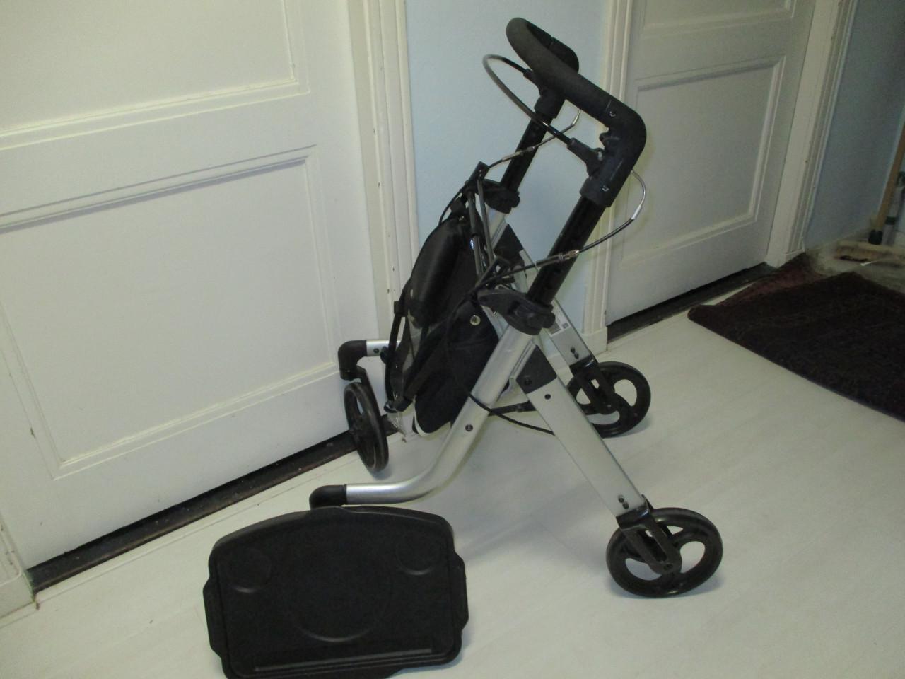 Binnen rollator met tas en dienblad te koop