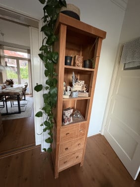Mooie hoge smalle houten kast drie laden  LxBxH 50x45x190