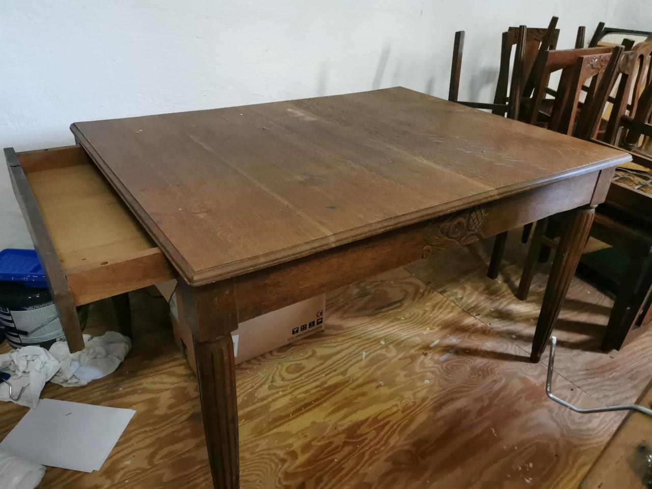 Tafel met 6 stoelen