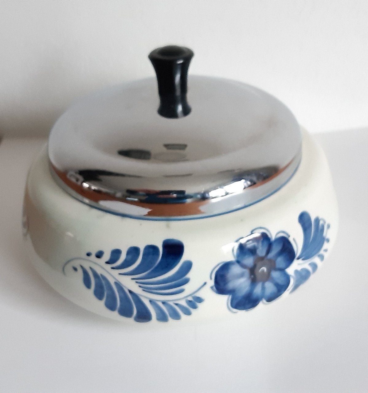 Delfts blauwe tabakspot met deksel, gesigneerd