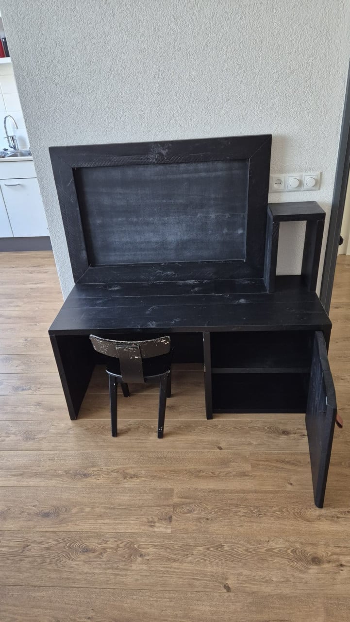 Leuk kinderbureau/tafel, met krijtbord, zwart