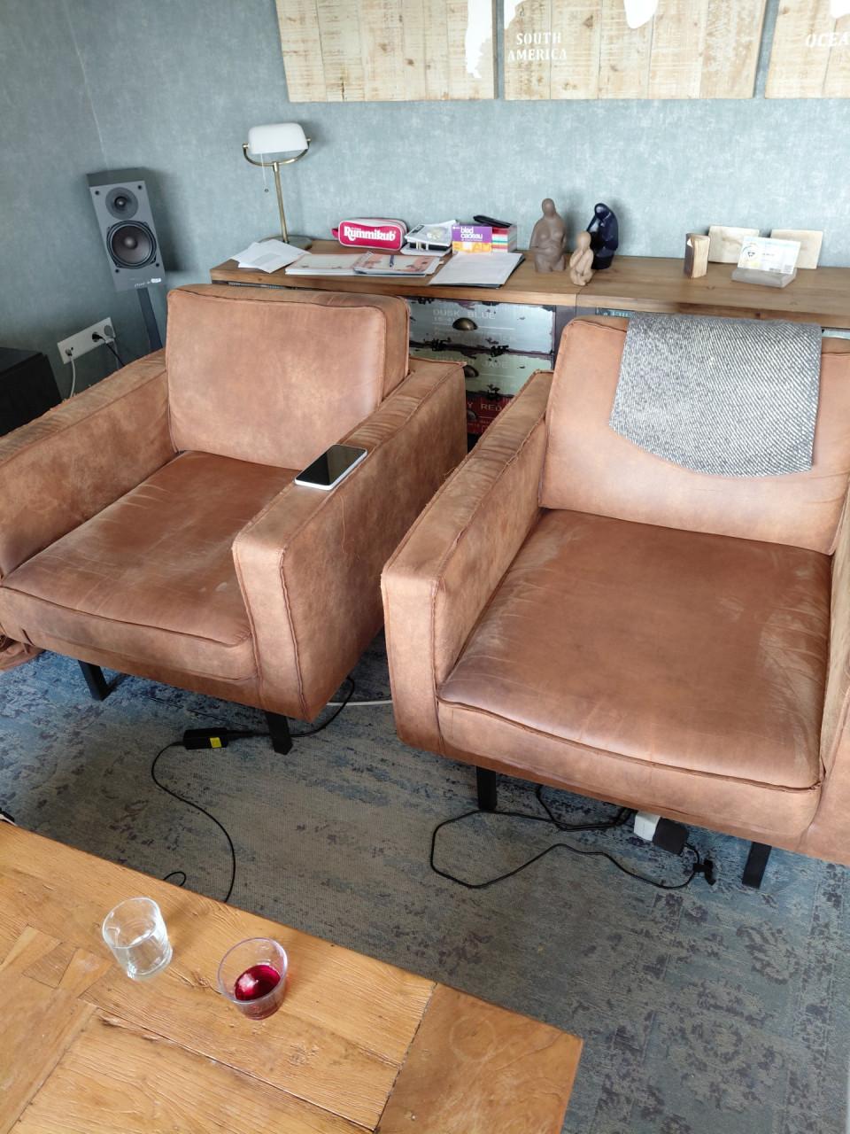 Gratis Industrieel 2st. 2,5 bankstel incl, bijpassende stoelen  salontafel.