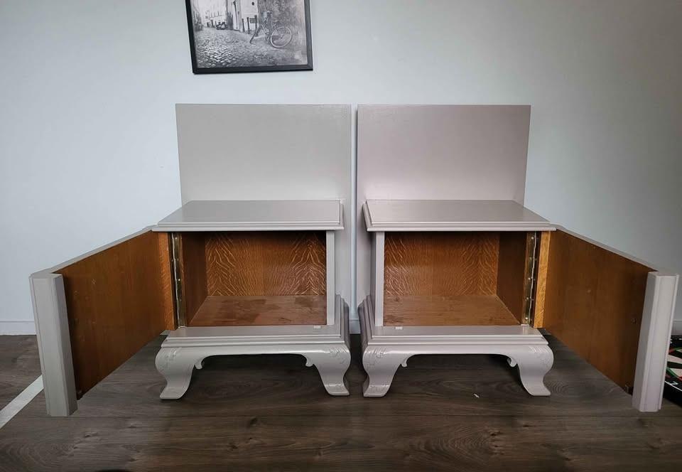 Recentelijk opgeknapte set nachtkastjes beige