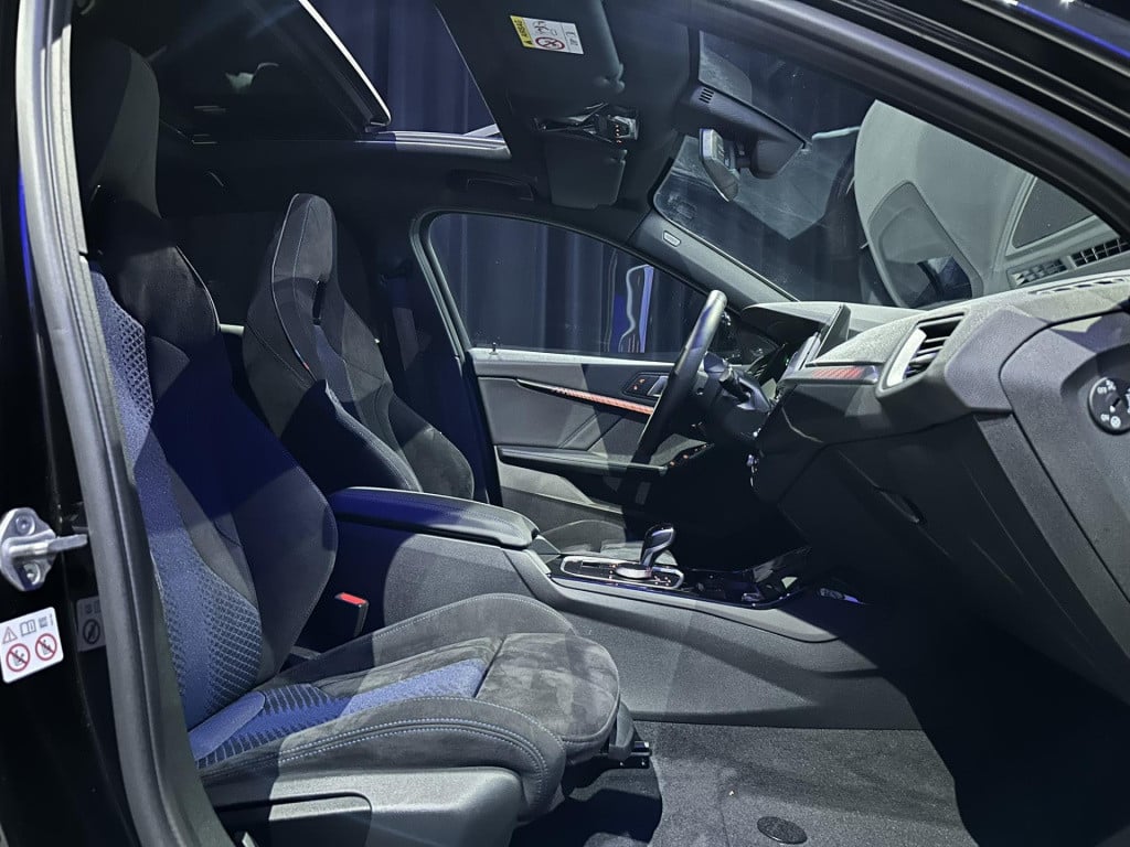BMW 1 Serie 118i high executive *m-pack*pano*harmankardon*m-technic stoelen