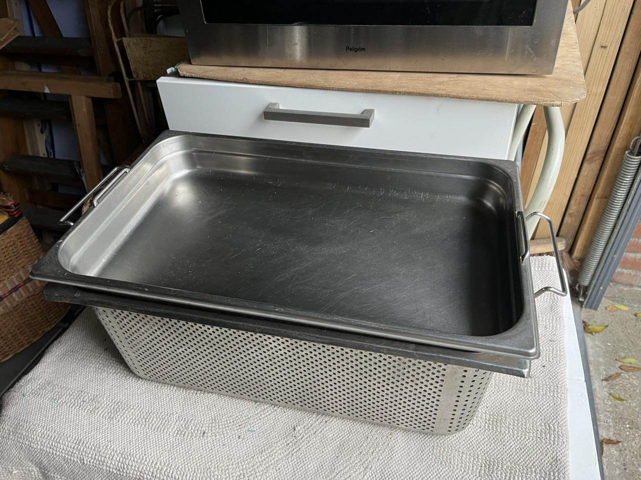 Gastronorm 1/1 bak RVS geperforeerd met bak en steekdeksel