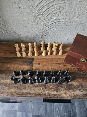 Grote Schaakstukken in leren kistje - Avento
