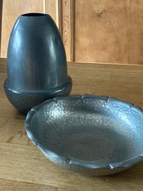 Vaas en schaaltje van gehamerd zilvertin