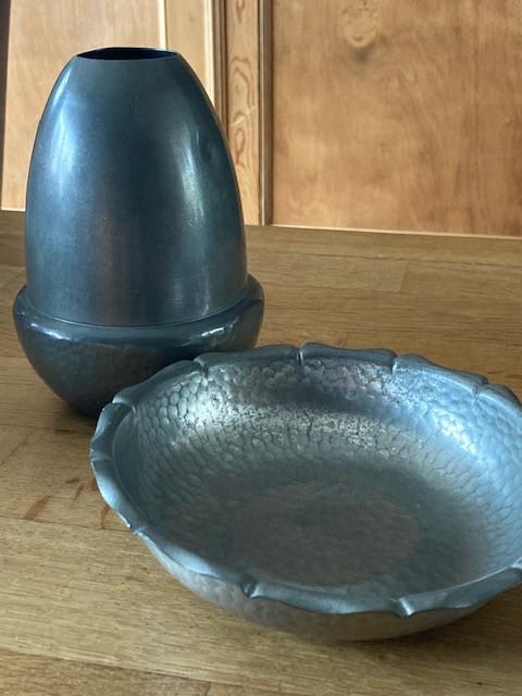 Vaas en schaaltje van gehamerd zilvertin