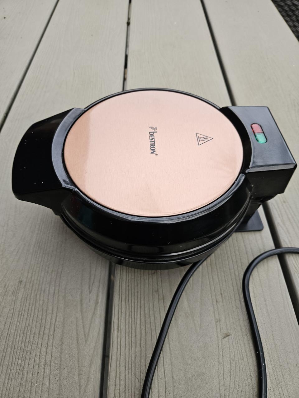 Nog nieuw koperkleurig Wafelijzer voor 5 hartvormige wafels...