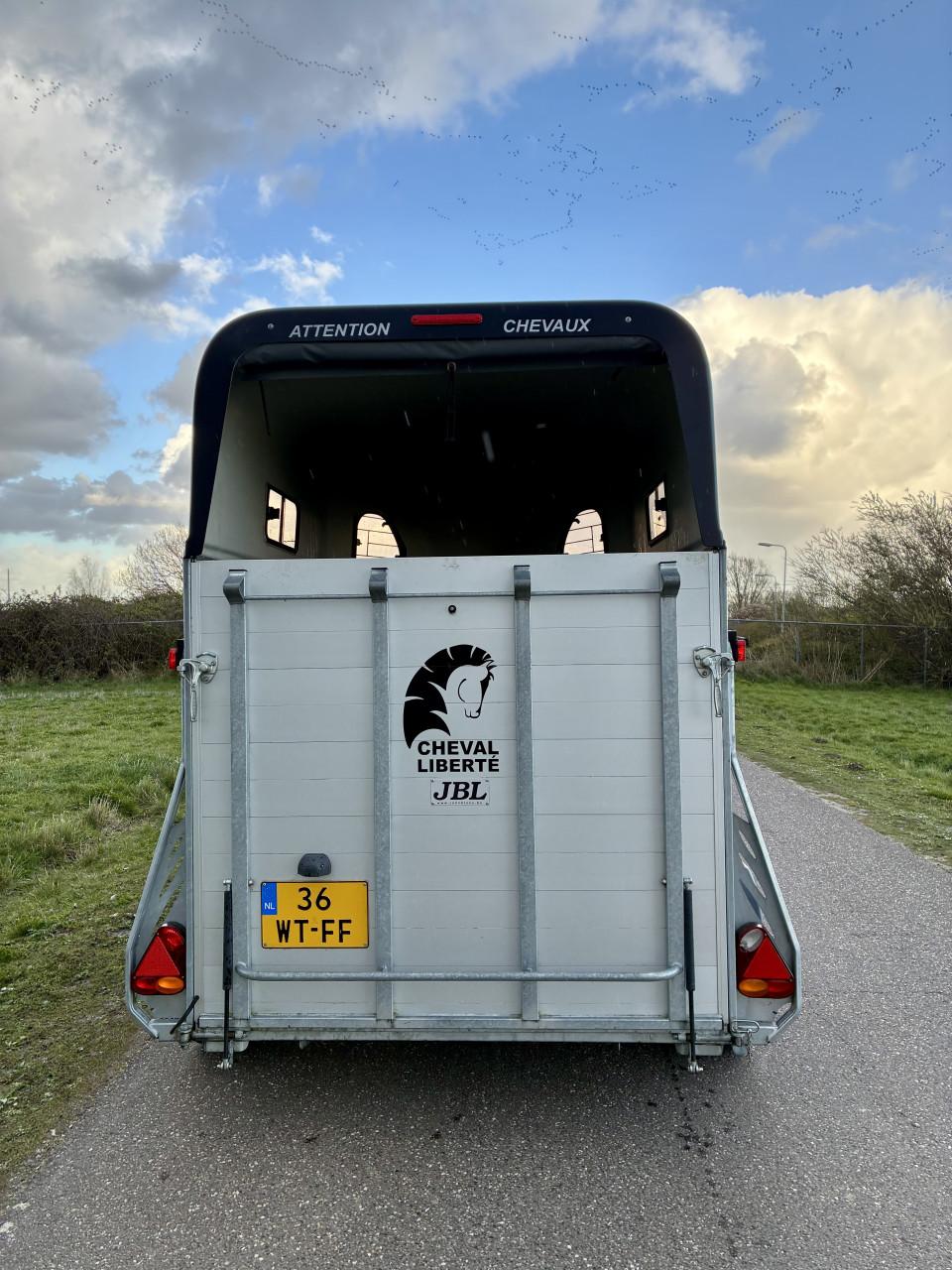 2 paards aluminium Cheval Liberte met zadelkamer en klep/deur