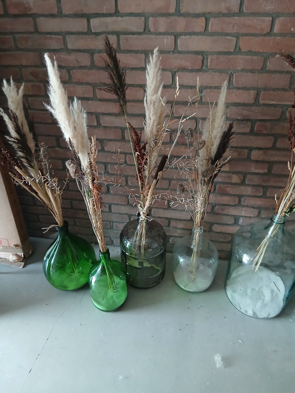 Vazen met droogbloemen