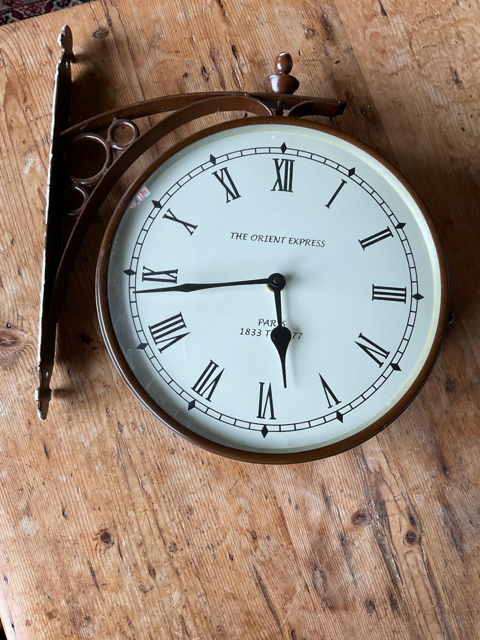 Dubbelzijdige stationsklok