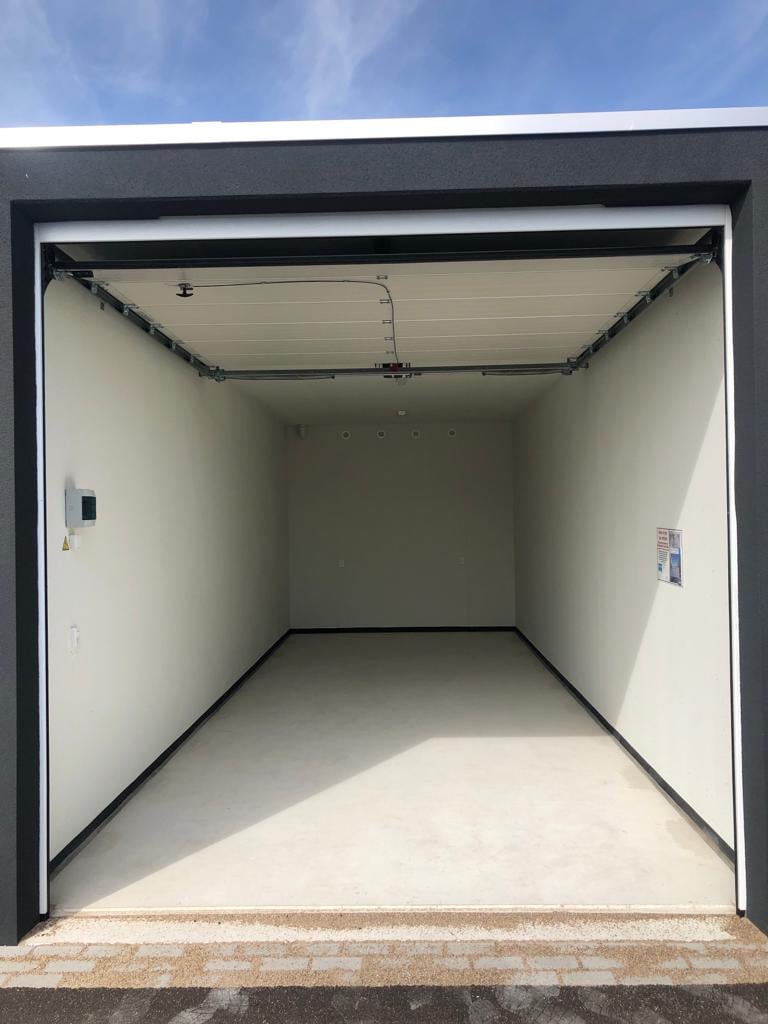Te huur per direct grote garage / loods / opslag XXL te Yerseke