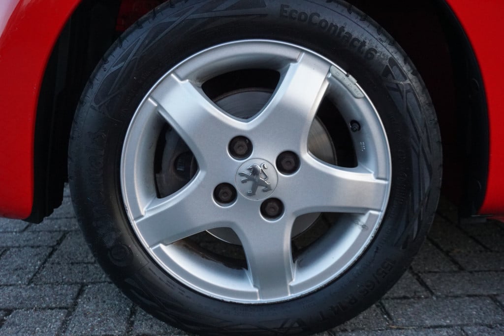 Peugeot 107 1.0-12v xs urban move airco / elektr. ramen / lm velgen / nap -