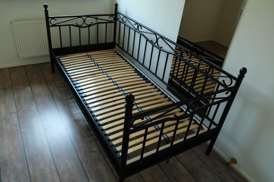 Bed 90 x 200 , metaal zwart gepoedercoat . excl. matras