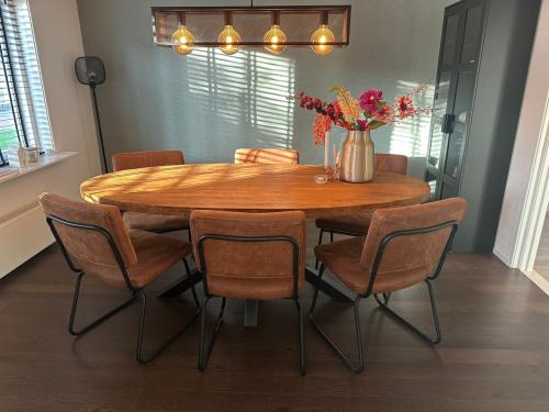 Sfeervolle eettafelset- teak blad met zwarte kruispoot