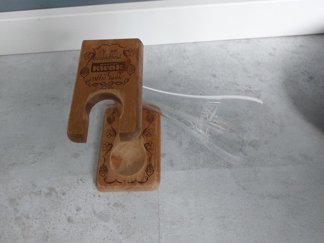 KWAK BIERGLAS OP VOET.