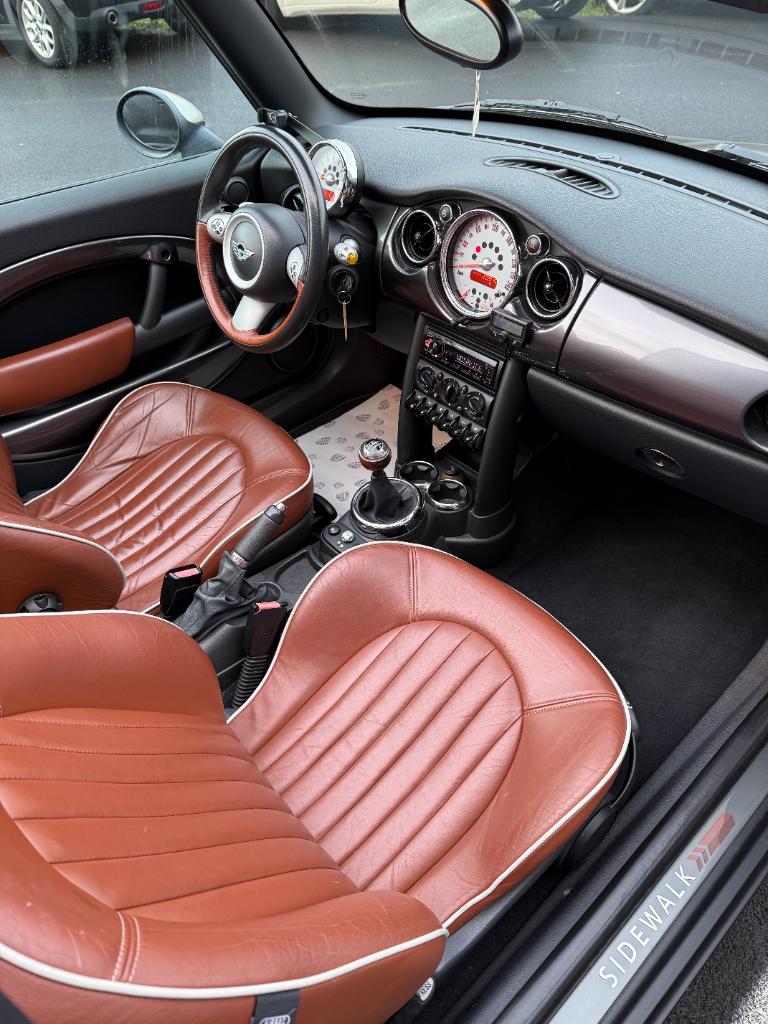 Mini Cooper Cabrio 1.6 - sidewalk