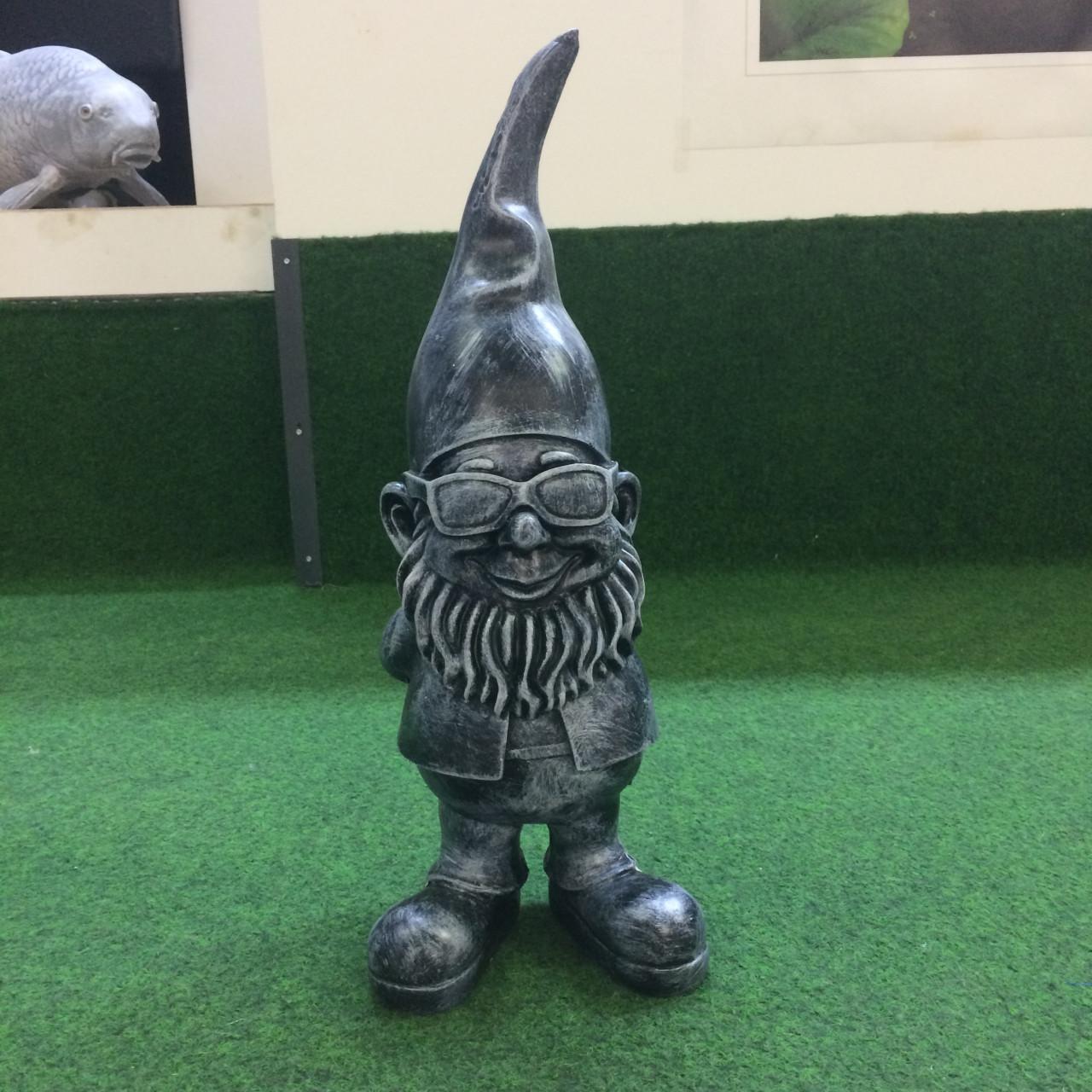 Tuinkabouter goud met zwarte zonnebril deco muts