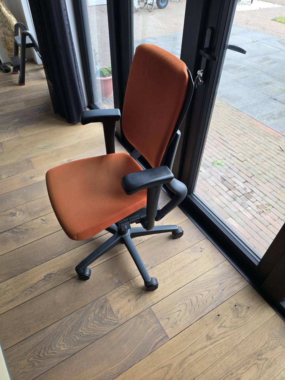 Ahrend bureau, Ahrend bureaustoel en dubbele monitor steun izgs