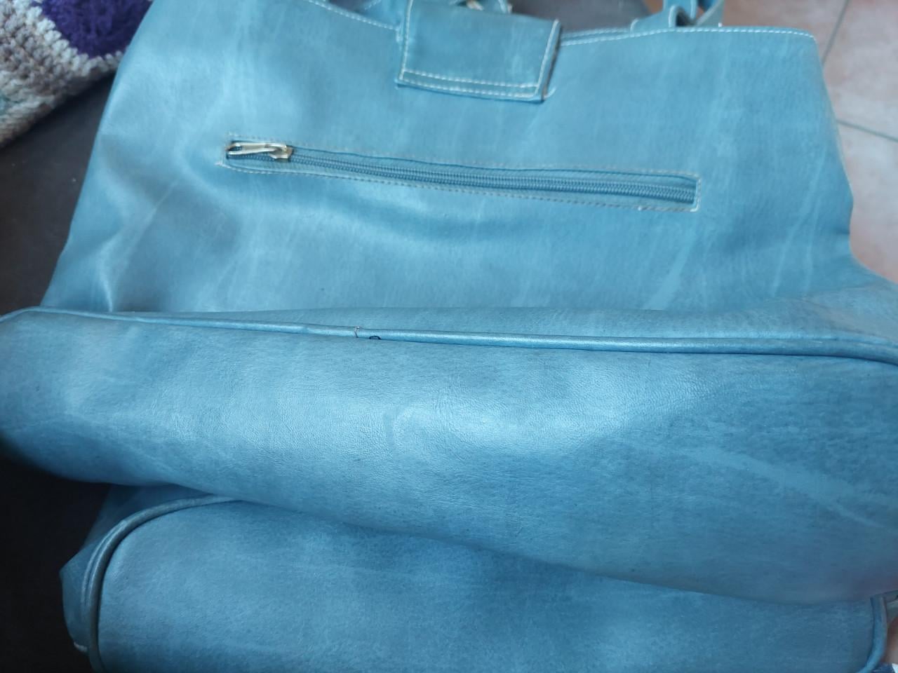 2 mooie en als nieuwe blauw/crème schoudertassen