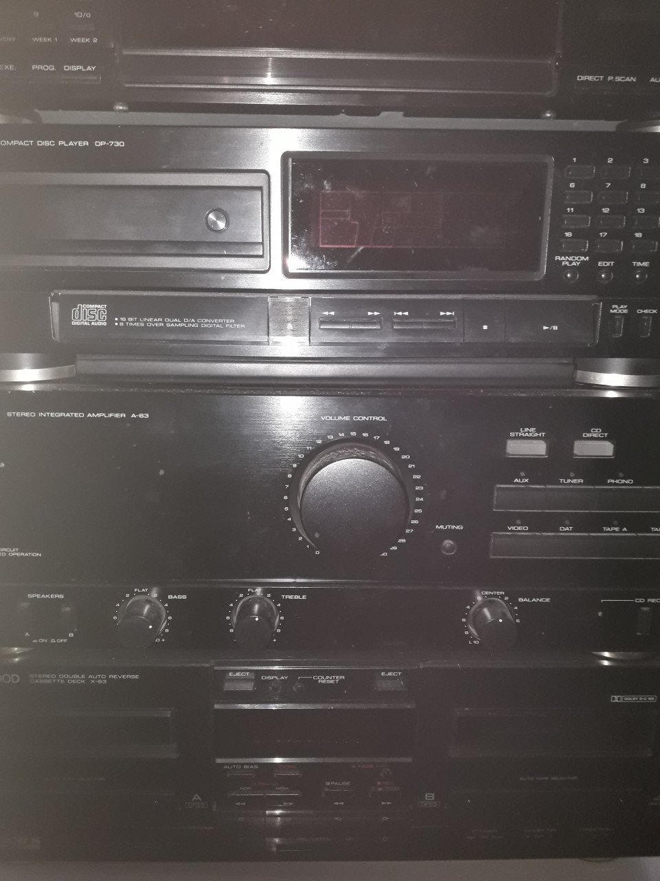 Stereo toren met geluidsboxen