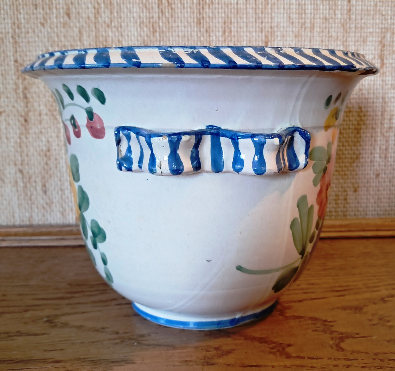 Oude Handgeschilderde bloempot