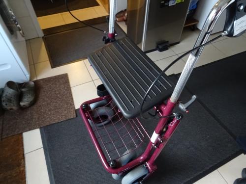 Te koop nog nieuwe opvouwbare rollator een paar keer gebruikt rubber banden