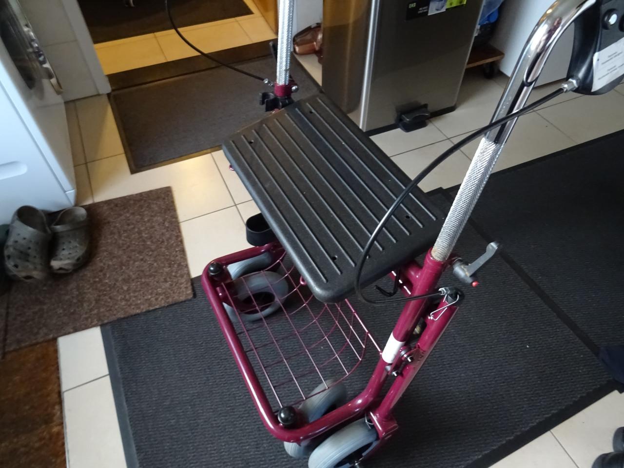 Te koop nog nieuwe opvouwbare rollator een paar keer gebruikt rubber banden