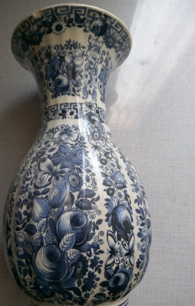 Grote oude vaas. Ceramiche artistiche. Made in italy