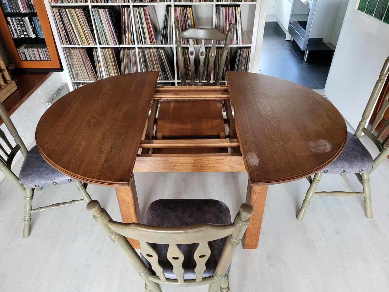 Ronde eiken eettafel met 4 stoelen
