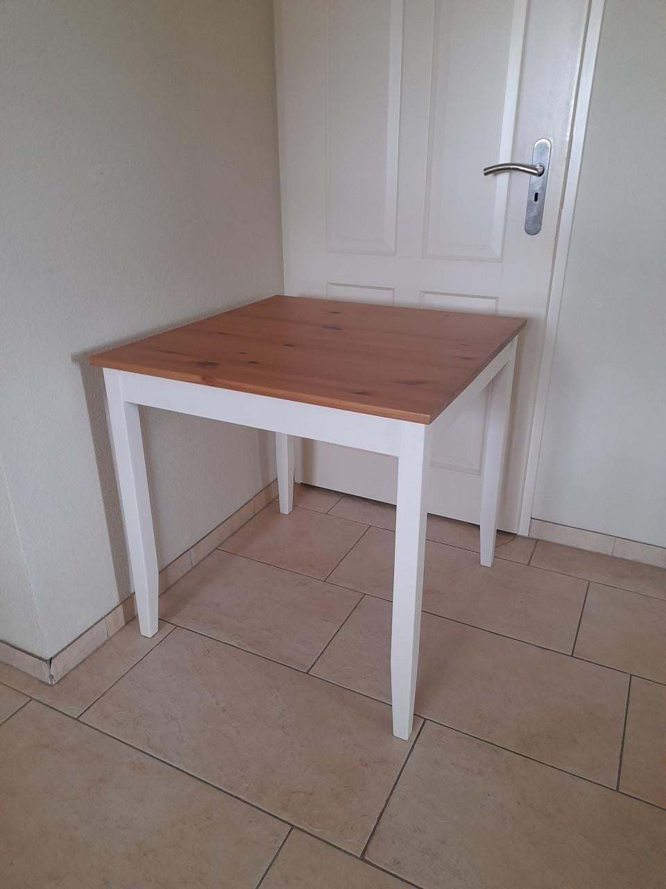 Massief houten tafel 74 x 74 x 75H (in goede nette staat )