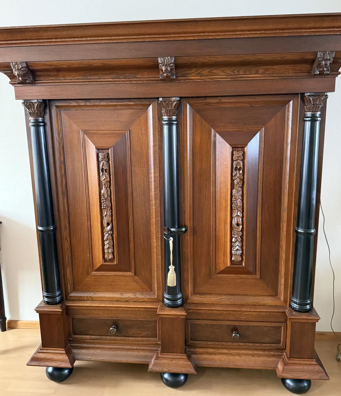 Originele Groenlose Kolommenkast. Originele stempel in wand achterin.