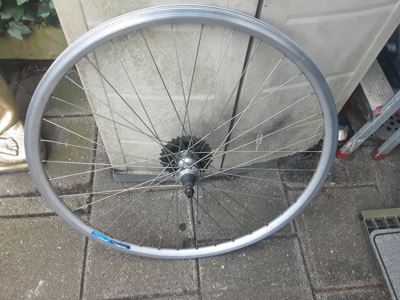 28 inch shimano achterwiel, 8 speed cassette, uitvalnaaf