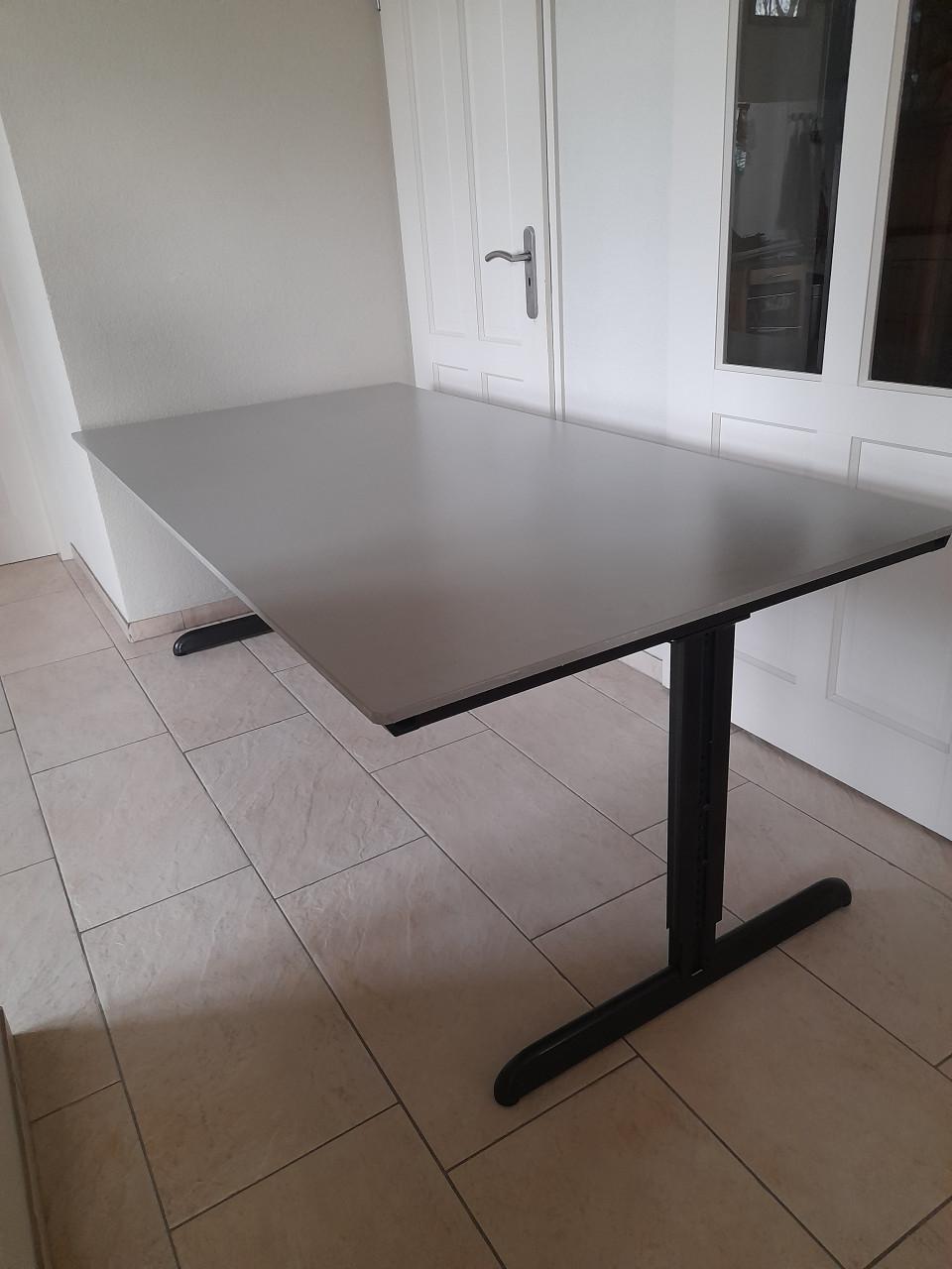 Groot stevige in hoogte verstelbaar bureau (AHREND) 100 x 200