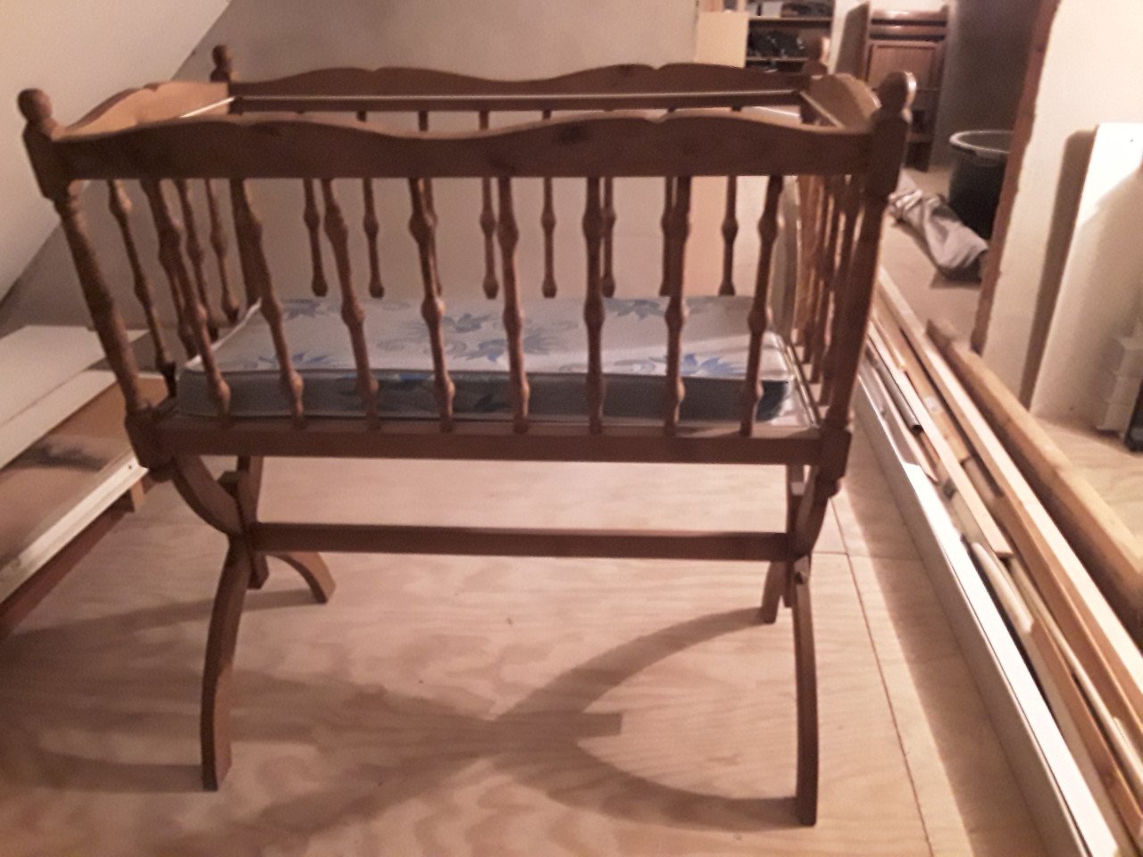 Babyspullen, wieg, kinderbed en bij passende kast/commode.