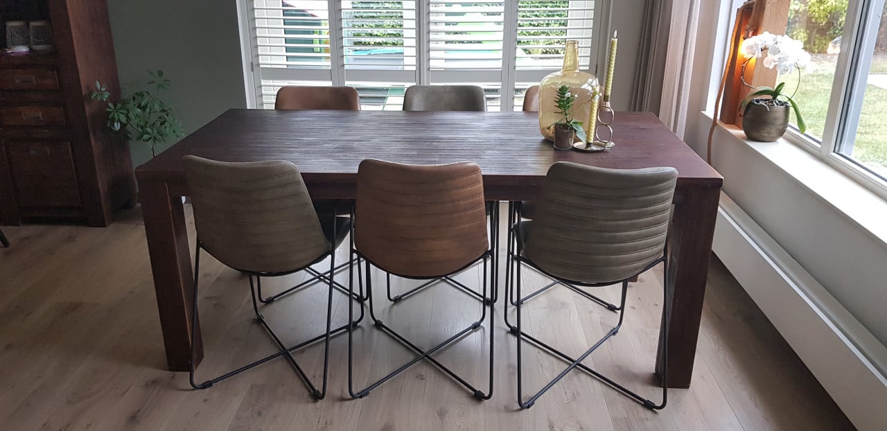 Inboedel: boekenkasten, eettafel, fauteuils, hanglampen, vloerlamp