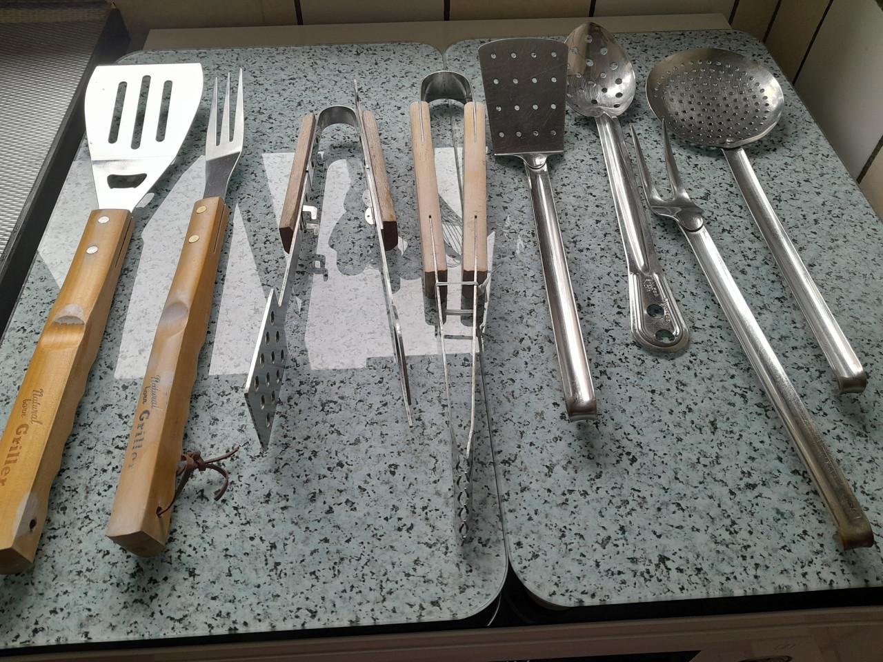 Bak met keuken  bestek + div keukengerei+bestekbakken v.a. €2,00