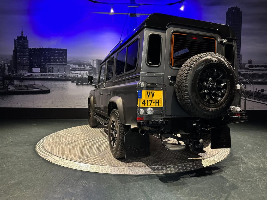 Land Rover Defender 2.4 td 110" x-tech dc *grijs kenteken 7 persoons*