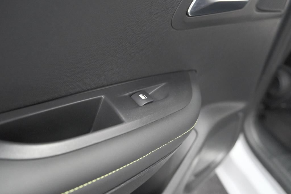 Peugeot 2008 puretech 130 eat8 gt | camera | apple carplay | parkeersensore