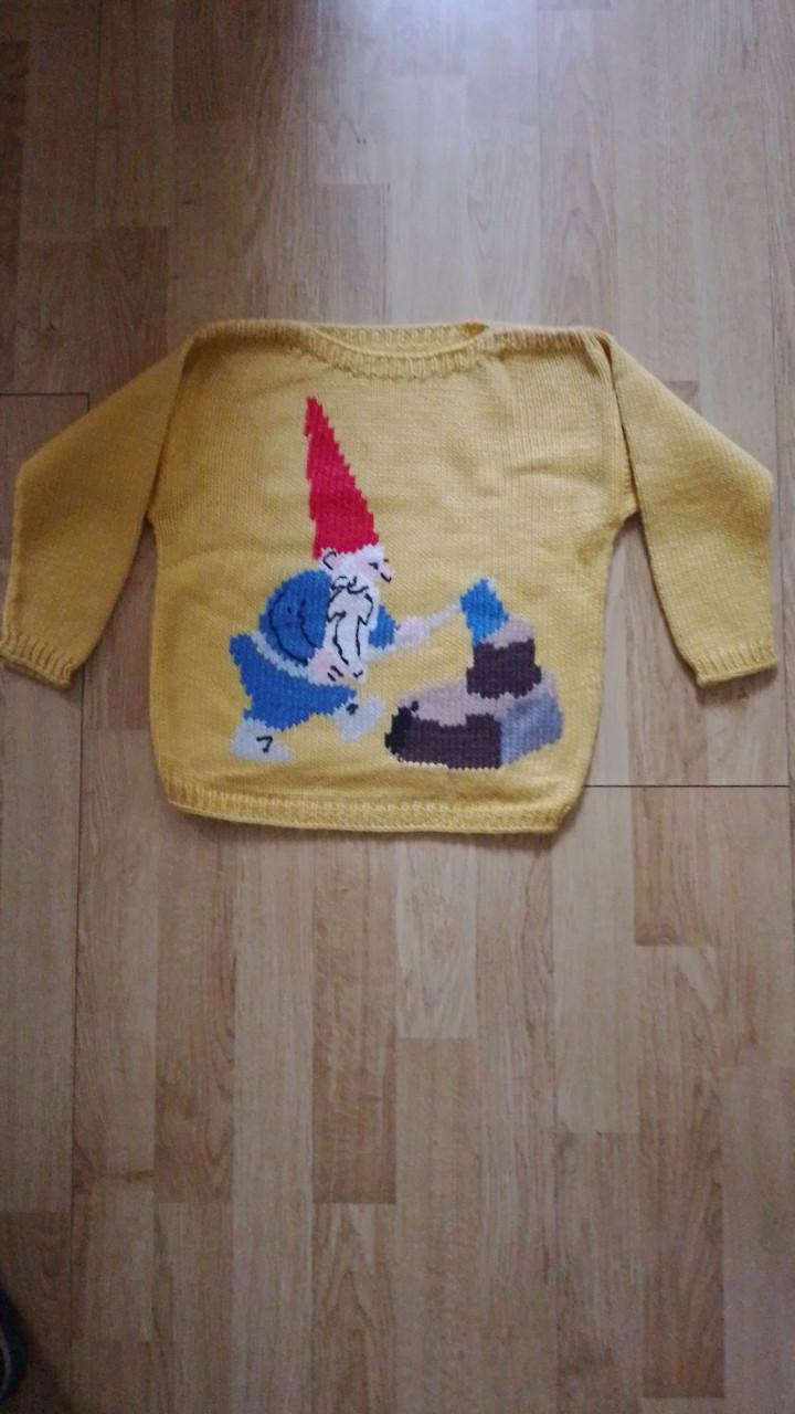 Nieuwe gebreide kindertruitjes elk met vrolijke en kleurrijke  motieven.