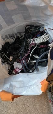 Tas met allerlei soorten kabels, flatbed scanner en 2 schotelontvangers