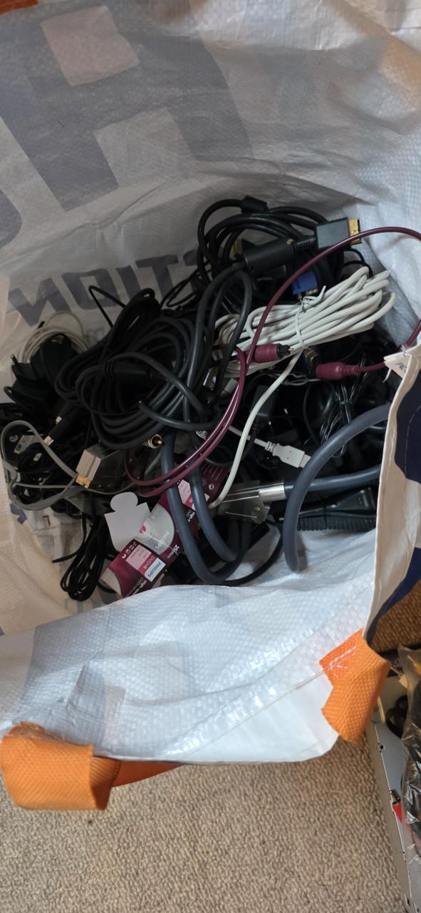 Tas met allerlei soorten kabels, flatbed scanner en 2 schotelontvangers