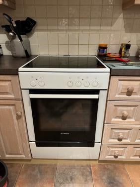 GRATIS - Bosch vrijstaande ceramische kookplaat met oven.