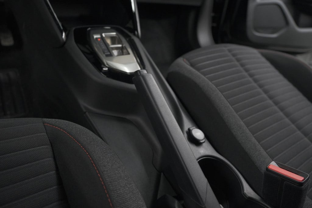 Peugeot 2008 puretech 130 eat8 active pack | parkeersensoren | apple carpla