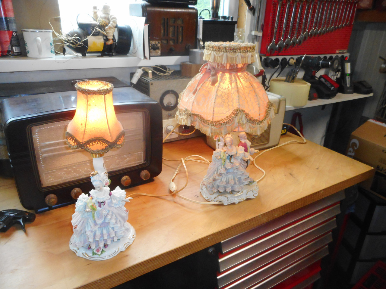 3 porselijne beeldjes met lamp