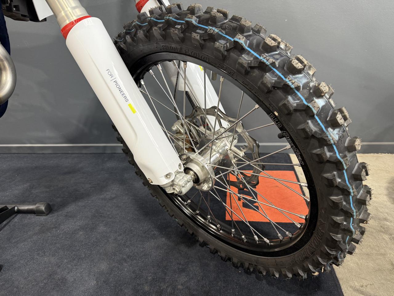 Husqvarna FC450 (2025)  slechts 26uur.