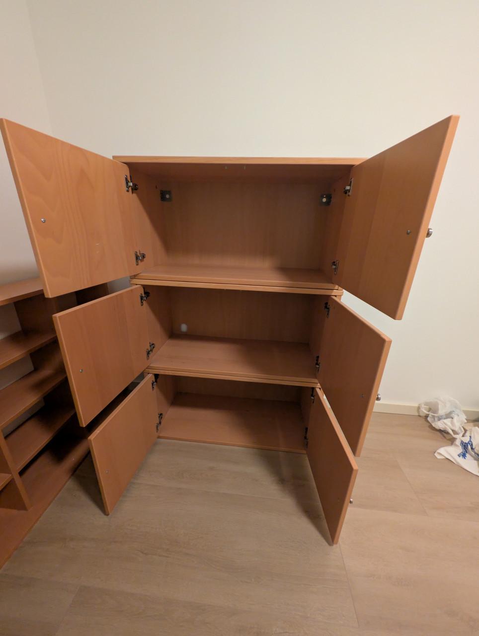 Thuiskantoor: Degelijk hoekbureau en kastjes