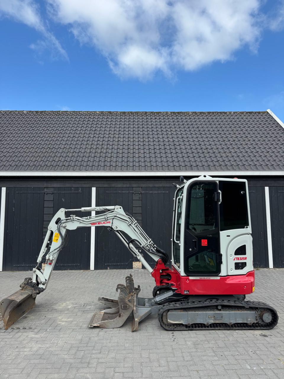Takeuchi TB325R in hele nette staat!!