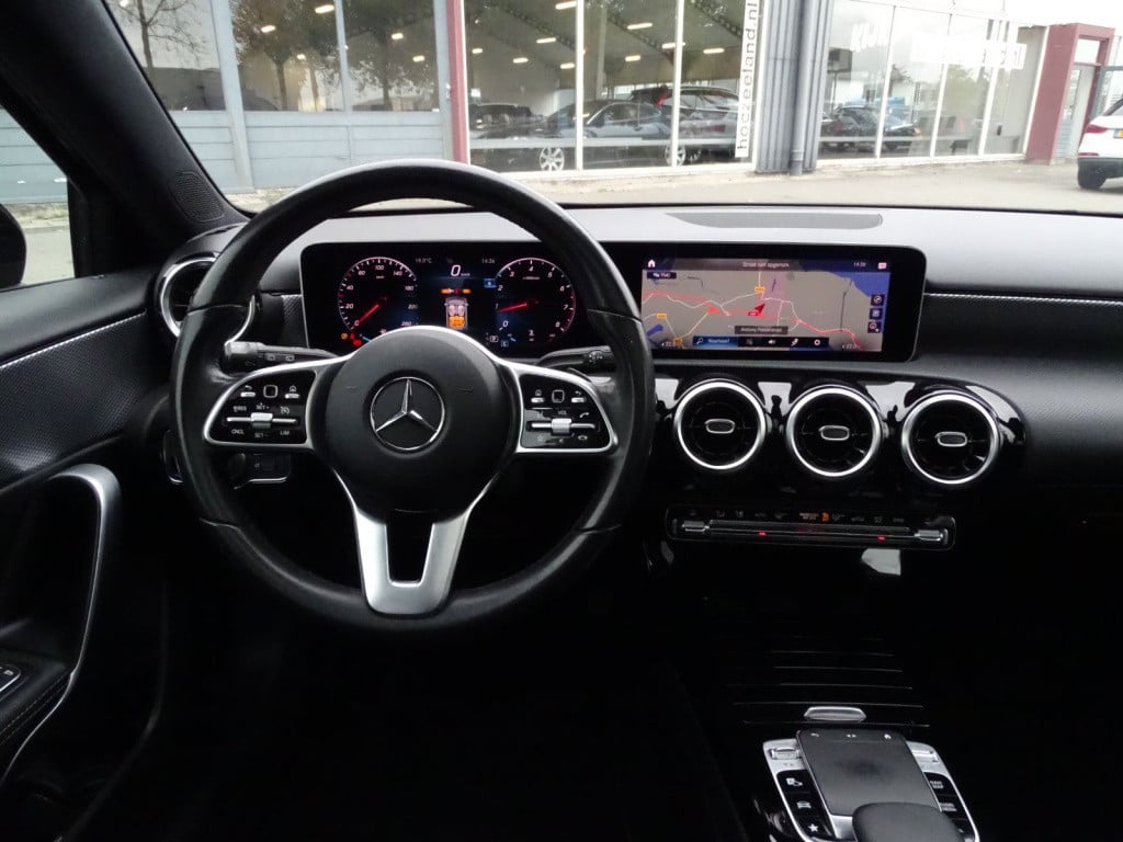 Mercedes-Benz A-Klasse 200 advantage | pano | 18" | led